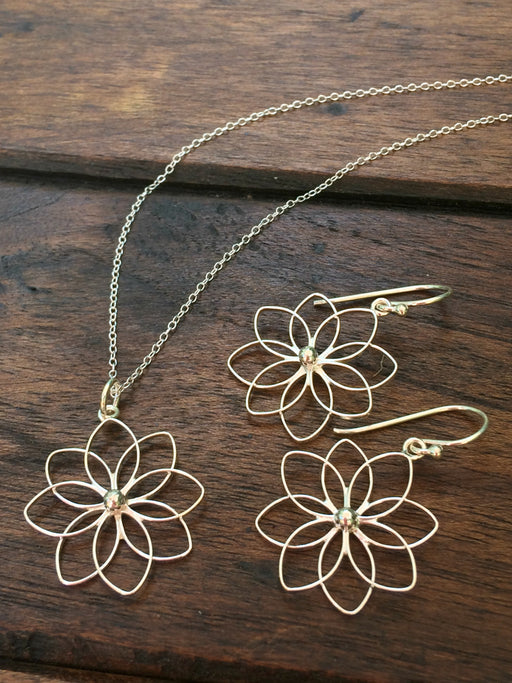 Stunning Polished Silver Tone Enamel And Lucite 3D Flower Necklace Ear –  Rosemarie Collections